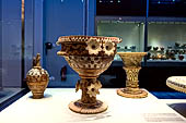 Museo archeologico di Iraklion. Cratere in ceramica di Kamares con fiori bianchi in rilievo. Dal Palazzo di Festo. 